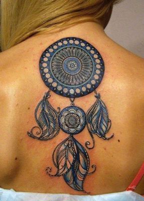  Tatouage attrape rêve avec du blanc, du noir et du bleu